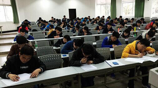 进入游戏市场后，两名应届毕业生